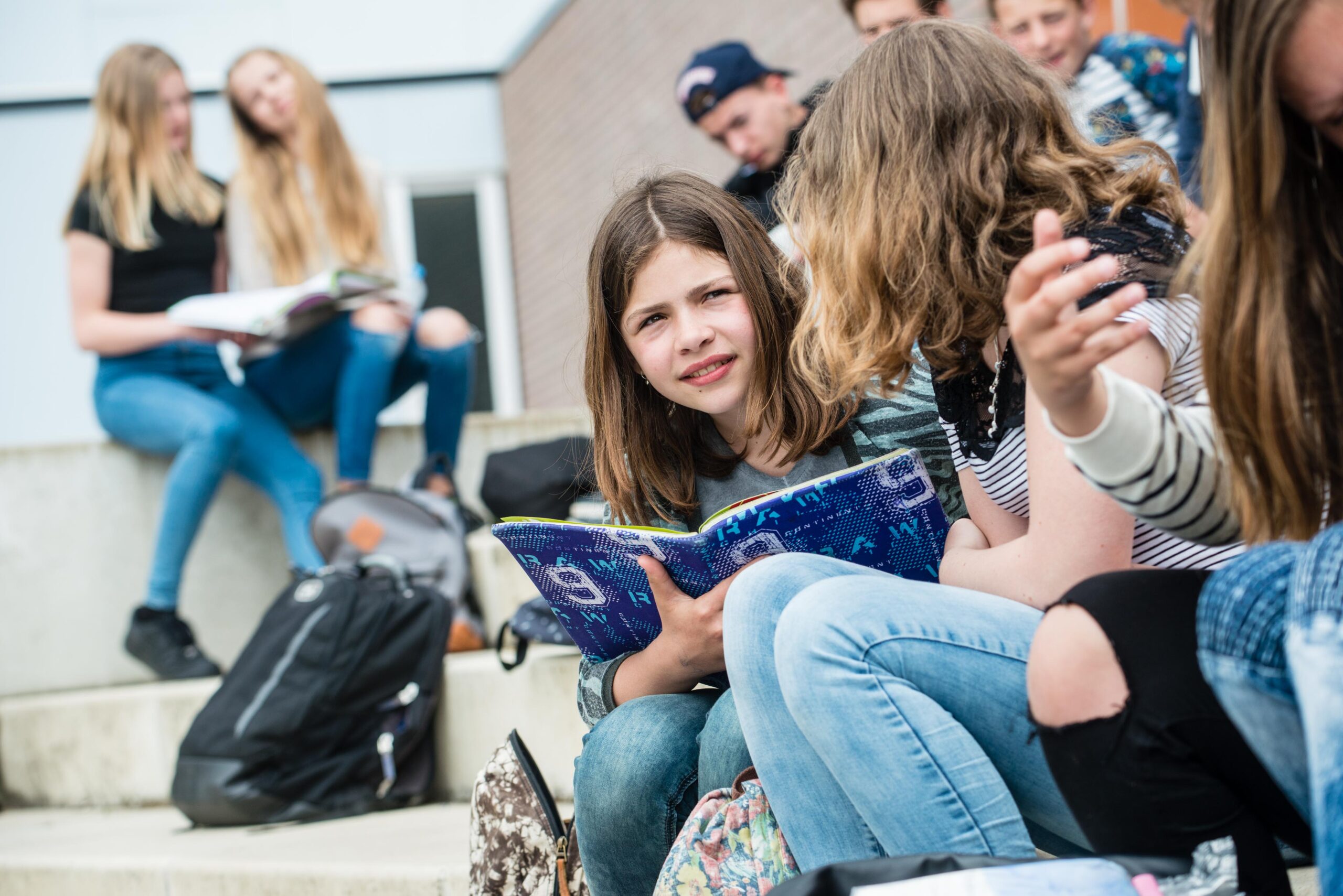 Une jeune femme en train d’étudier avec concentration, explorant ses compétences et ambitions de carrière grâce à Job Journey—un outil innovant pour le développement des talents et la croissance professionnelle.